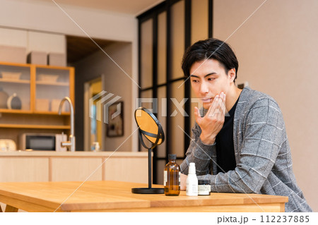 メンズコスメを使用して肌のケアをする30代の男性（メンズビューティー） 112237885