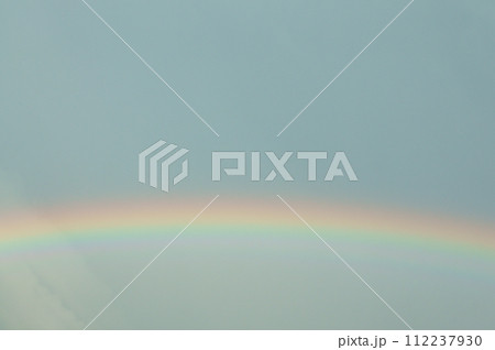 空にかかる虹 112237930