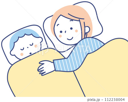 子供を寝かしつけするお母さん 112238004