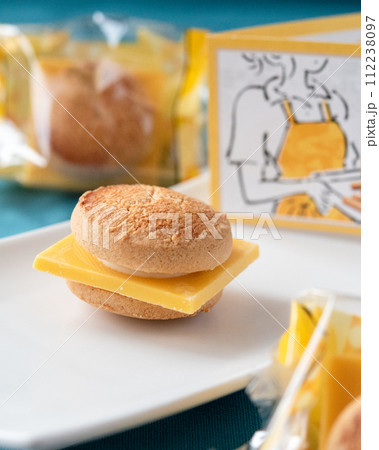 ハンバーガーの形をしたお菓子　クッキー　チーズ 112238097