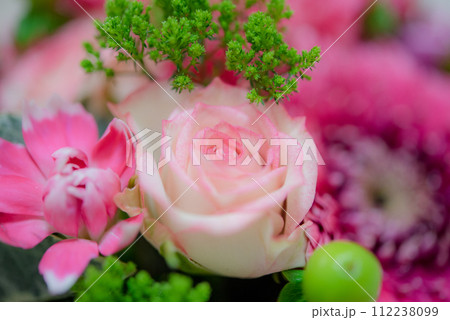 かわいらしいフラワーアレンジメント　ピンクのバラ 112238099