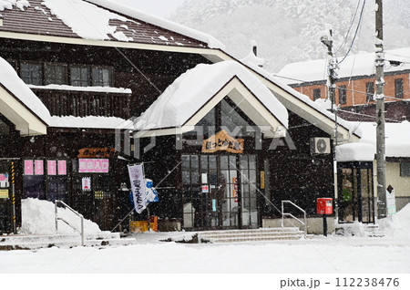 大雪の西和賀町　JR北上線ほっとゆだ駅 112238476