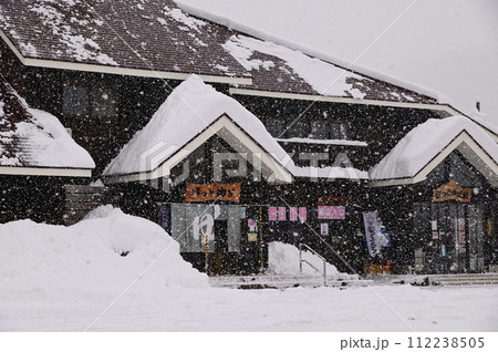 大雪の西和賀町　JR北上線ほっとゆだ駅 112238505