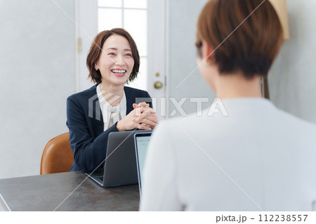 会議するビジネスマンたち 会議するビジネスマンたち 112238557