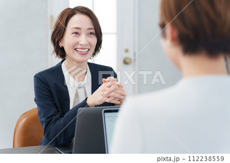 会議するビジネスマンたち 会議するビジネスマンたち 112238559
