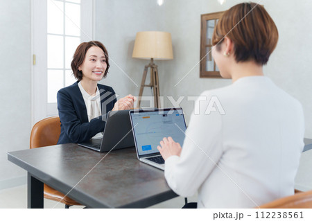 会議するビジネスマンたち 会議するビジネスマンたち 112238561