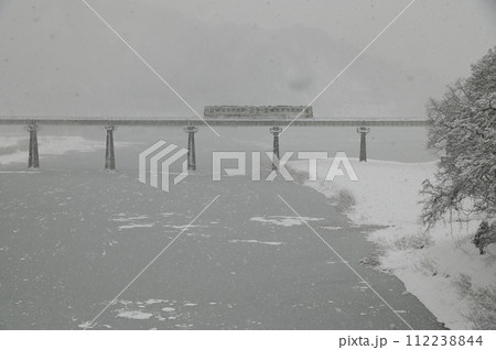 大雪の西和賀町　JR北上線 112238844