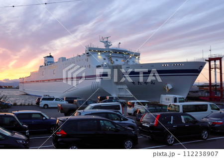 名古屋 フェリー埠頭に停泊する 出港前のきたかみ 112238907