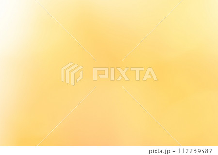 パステルイエロー、オレンジのふんわりな背景 112239587