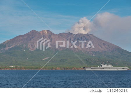 桜島と護衛艦「いずも」2 112240218