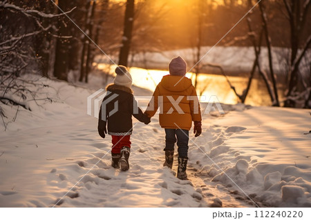 雪の中を歩く人の後ろ姿1　AI生成画像 112240220