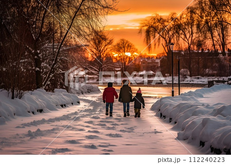 雪の中を歩く人の後ろ姿4 AI生成画像 雪の中を歩く人の後ろ姿4 AI生成画像 112240223