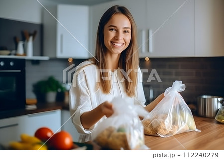 沢山の食材を持って嬉しそうにしている女性1　AI生成画像 112240279