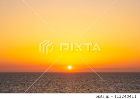 夕陽と海(柏崎市・御野立公園にて) 夕陽と海(柏崎市・御野立公園にて) 112240411