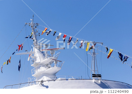 青空に映える豪華客船のマストと信号旗 112240490