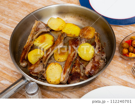 ribs with patotoes, pan ribs with patotoes, pan 112240701