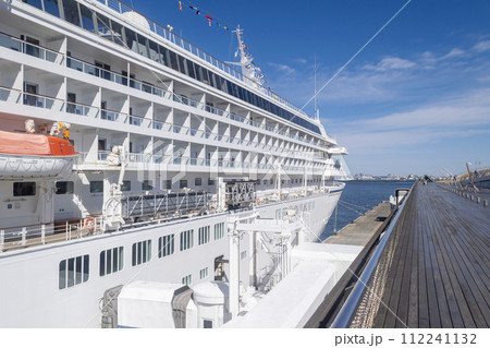 桟橋に停泊するクルーズ客船 桟橋に停泊するクルーズ客船 112241132