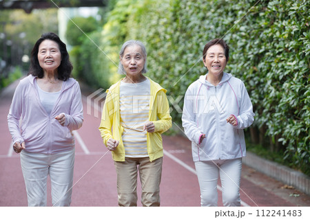 ウォーキングする3人のシニアの女性 112241483