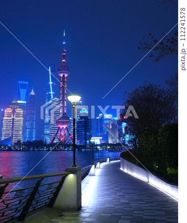 上海黄浦江百万ドルの夜景 縦長構図 上海黄浦江百万ドルの夜景 縦長構図 112241578