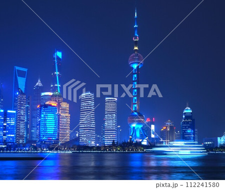 カラフル中国上海黄浦江百万ドルの夜景　横長構図 112241580