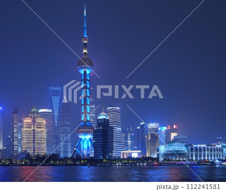カラフル中国上海黄浦江百万ドルの夜景　横長構図 112241581