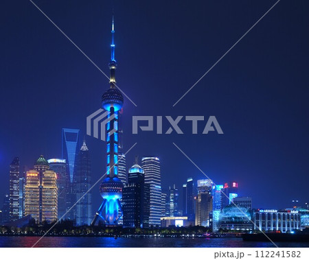 カラフル中国上海黄浦江百万ドルの夜景　横長構図 112241582