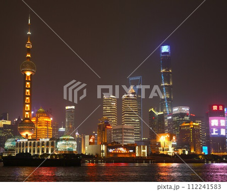 カラフル中国上海黄浦江百万ドルの夜景　横長構図 112241583