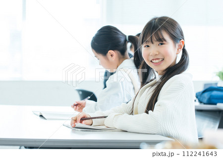 笑顔で勉強する女の子　girl studying with a smile	 112241643