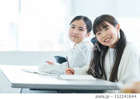 笑顔で勉強する女の子　girl studying with a smile	 112241644