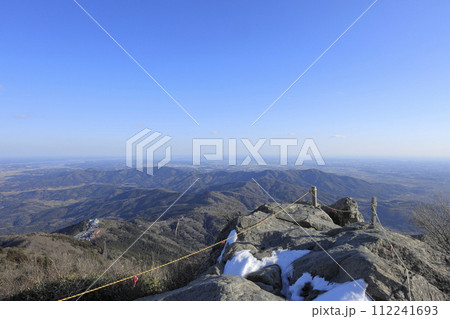 冬の快晴の筑波山（つくばさん）の女体山（にょたいさん）山頂から霞ヶ浦方面を望む大パノラマ 112241693