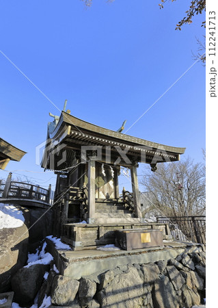 冬の快晴の筑波山（つくばさん）の女体山（にょたいさん）山頂に鎮座する、筑波山神社の女体山本殿 112241713