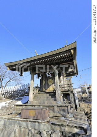 冬の快晴の筑波山(つくばさん)の女体山(にょたいさん)山頂に鎮座する、筑波山神社の女体山本殿 冬の快晴の筑波山(つくばさん)の女体山(にょたいさん)山頂に鎮座する、筑波山神社の女体山本殿 112241717