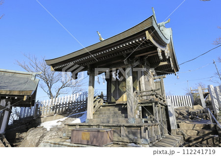 冬の快晴の筑波山(つくばさん)の女体山(にょたいさん)山頂に鎮座する、筑波山神社の女体山本殿 冬の快晴の筑波山(つくばさん)の女体山(にょたいさん)山頂に鎮座する、筑波山神社の女体山本殿 112241719