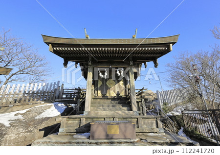 冬の快晴の筑波山（つくばさん）の女体山（にょたいさん）山頂に鎮座する、筑波山神社の女体山本殿 112241720