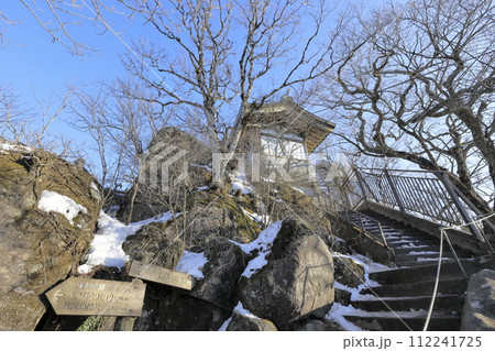 冬の快晴の筑波山（つくばさん）の女体山（にょたいさん）山頂に鎮座する、筑波山神社の女体山本殿 112241725