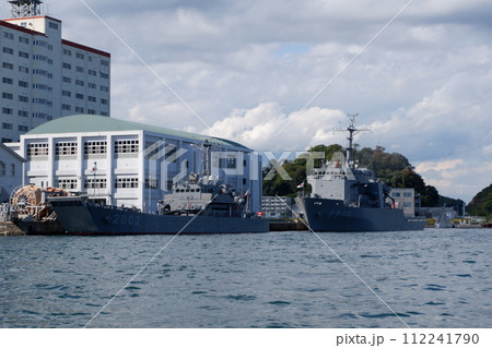 海上自衛隊横須賀基地に停泊する輸送艇2号と多用途支援艦えんしゅう 112241790