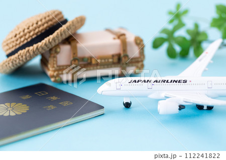 旅行鞄のトランクとパスポートと飛行機 112241822