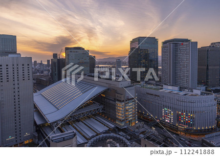 阪急グランドビルから見る大阪梅田の都市風景　夕景・薄暮 112241888