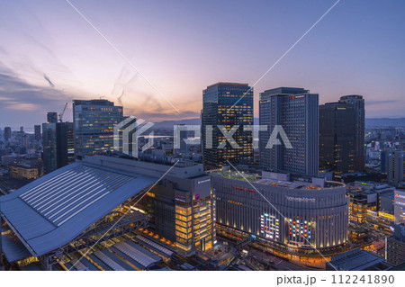 阪急グランドビルから見る大阪梅田の都市風景 夕景・薄暮 阪急グランドビルから見る大阪梅田の都市風景 夕景・薄暮 112241890