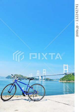 愛媛県　青空のしまなみ海道と自転車 112242741
