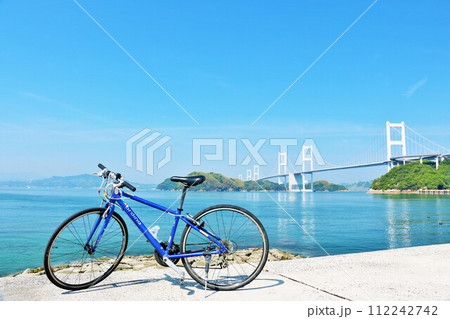 愛媛県 青空のしまなみ海道と自転車 愛媛県 青空のしまなみ海道と自転車 112242742