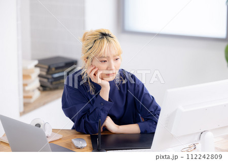ビジネス　パソコンで仕事する若い女性 112242809