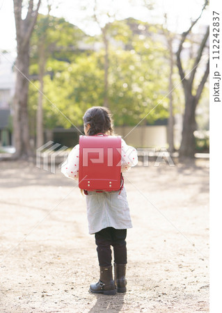 ランドセルを背負う小学生の後ろ姿 112242837