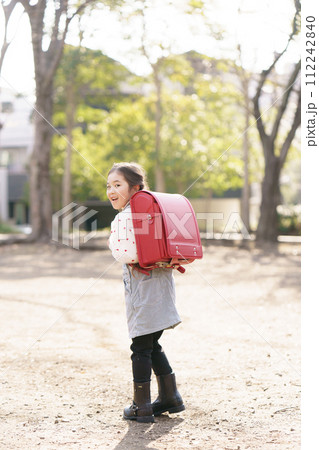 ランドセルを背負う小学生 112242840