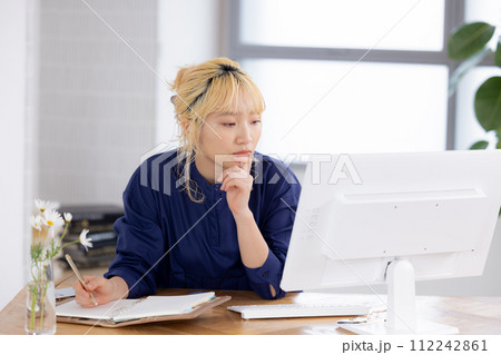 ビジネス　パソコンで仕事する若い女性 112242861