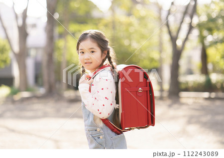 ランドセルを背負う小学生 112243089