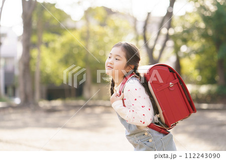 ランドセルを背負う小学生 ランドセルを背負う小学生 112243090