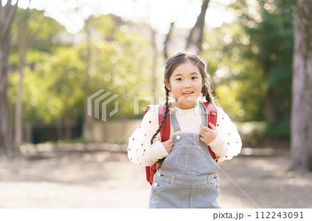 ランドセルを背負う小学生 112243091