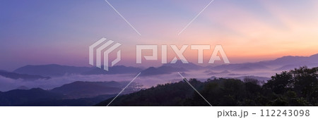 朝焼けバックに五老ヶ岳公園から見る雲海に包まれた舞鶴湾の情景 112243098