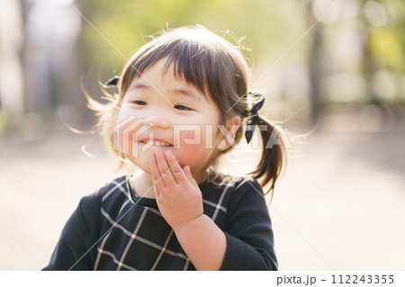 公園で微笑む小さな女の子 112243355
